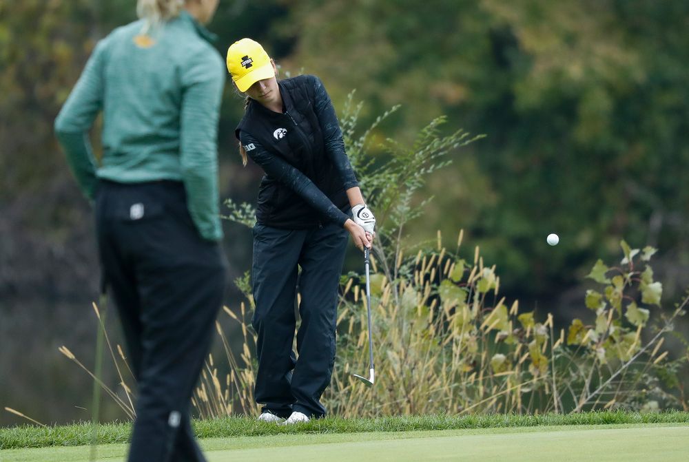 Iowa's Dana Lerner chips onto the green during the final round of the Diane Thomason Invitational at Finkbine Golf Course on September 30, 2018. (Tork Mason/hawkeyesports.com)