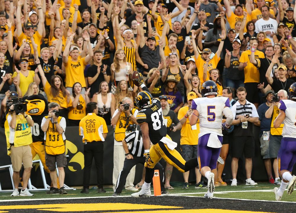 Iowa Hawkeyes tight end Noah Fant (87) scores a touchdown during a game against Northern Iowa at Kinnick Stadium on September 15, 2018. (Tork Mason/hawkeyesports.com)