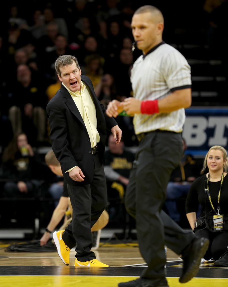 Head Coach Tom Brands works the edge of the mat as Iowa’s Abe Assad wrestles Ohio State’s Rockey Jordan at 184 pounds Friday, January 24, 2020 at Carver-Hawkeye Arena. Assad won the match 3-1. (Brian Ray/hawkeyesports.com)