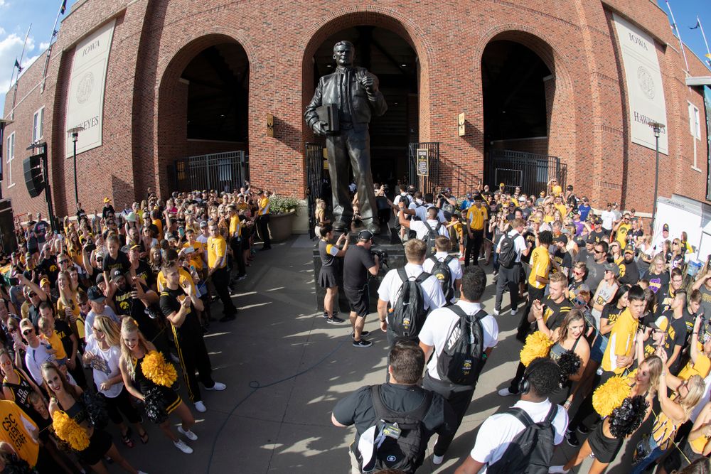 The Iowa Hawkeyes arrive for their game against the Northern Iowa Panthers Saturday, September 15, 2018 at Kinnick Stadium. (Brian Ray/hawkeyesports.com)