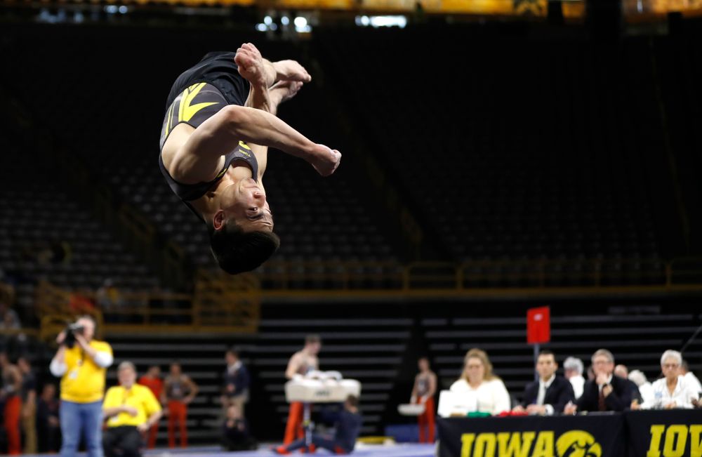 Brandon Wong competes on the floor against Illinois 