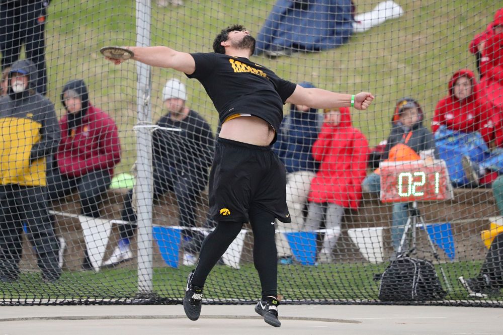 Iowa's Reno Tuufuli throws in the men's discus event during the third day of the Drake Relays at Drake Stadium in Des Moines on Saturday, Apr. 27, 2019. (Stephen Mally/hawkeyesports.com)