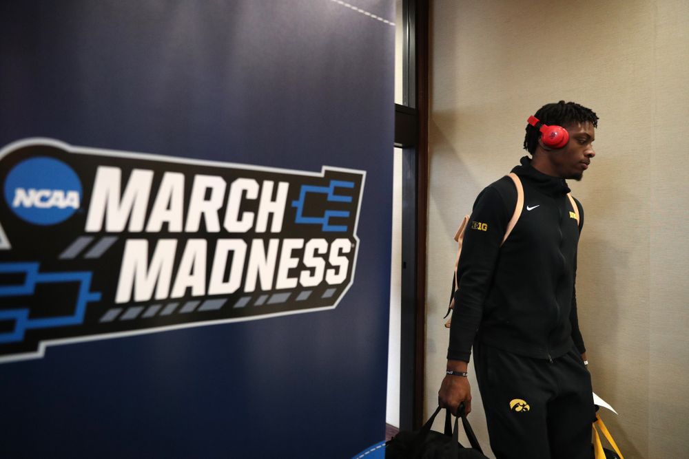 Iowa Hawkeyes forward Tyler Cook (25) arrives at the team hotel in Columbus for the first and second rounds of the 2019 NCAA Men's Basketball Tournament Wednesday, March 20, 2019. (Brian Ray/hawkeyesports.com)