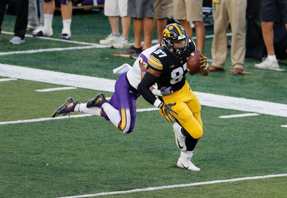 Iowa Hawkeyes tight end Noah Fant (87) picks up a first down against the Northern Iowa Panthers Saturday, September 15, 2018 at Kinnick Stadium. (Brian Ray/hawkeyesports.com)
