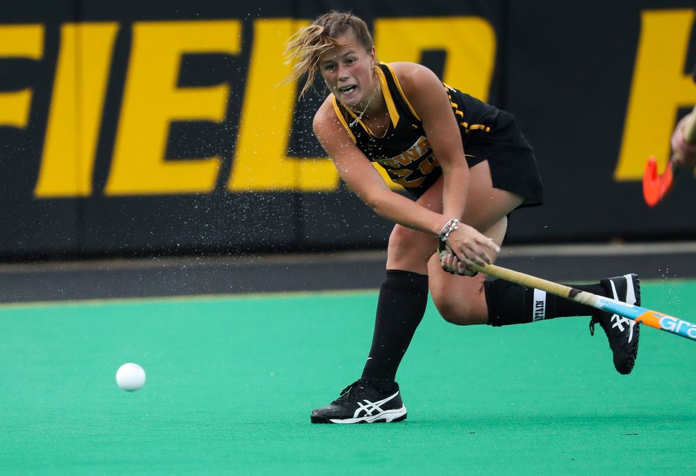 Iowa Hawkeyes midfielder Sophie Sunderland (20) passes the ball during a game against No. 6 Penn State at Grant Field on October 12, 2018. (Tork Mason/hawkeyesports.com)