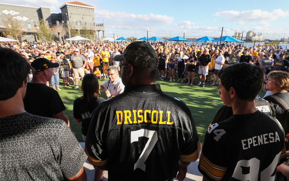 Epenesa Epenesa pays tribute to fallen Hawkeye Football teammate Ryan Driscoll as he is introduced during the Hawkeye Huddle Monday, December 31, 2018 at Sparkman Wharf in Tampa, FL. (Brian Ray/hawkeyesports.com)