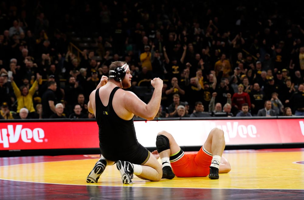 Sam Stoll defeats Oklahoma State's Derek White in overtime at heavyweight