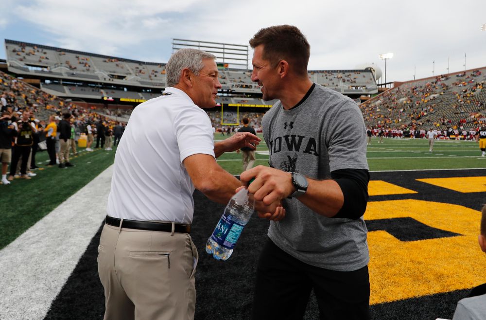Iowa Hawkeyes head coach Kirk Ferentz  shakes hands with Dallas Clark before their game against the Iowa State Cyclones Saturday, September 8, 2018 at Kinnick Stadium. (Brian Ray/hawkeyesports.com)