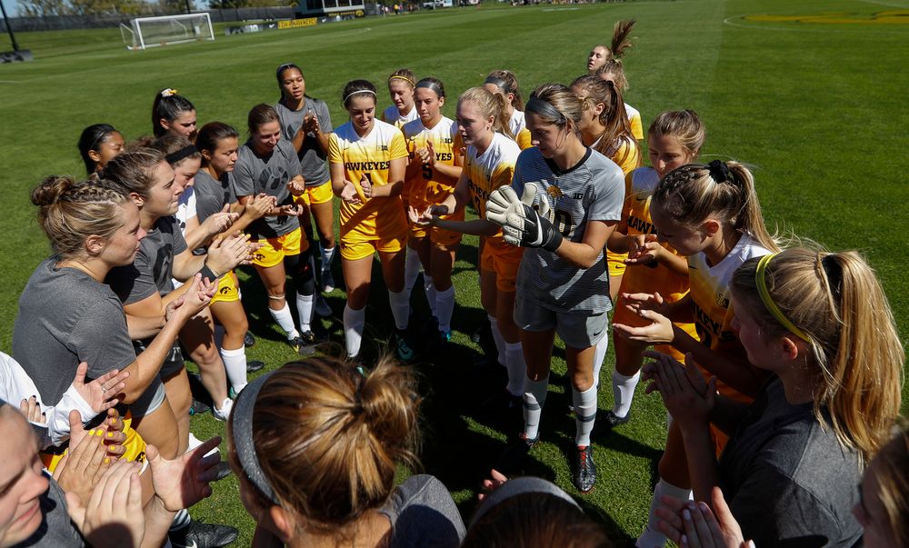The Iowa Hawkeyes soccer team huddles up before a game against Indiana at the Iowa Soccer Complex on September 23, 2018. (Tork Mason/hawkeyesports.com)
