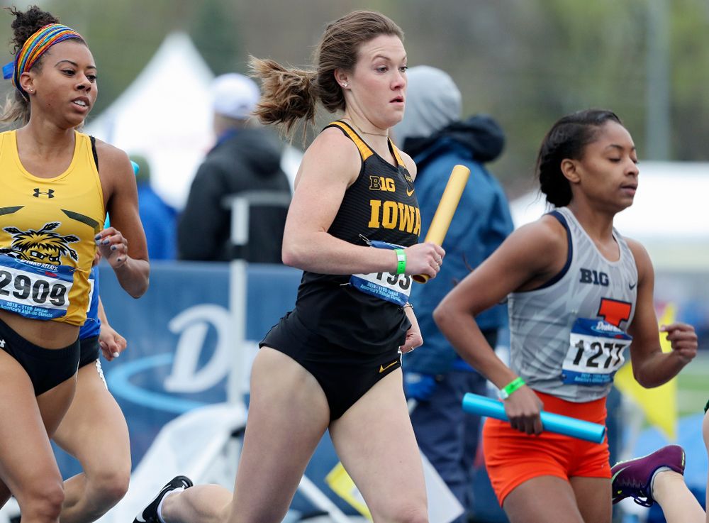 Iowa's Lindsay Welker runs the women's distance medley relay event during the third day of the Drake Relays at Drake Stadium in Des Moines on Saturday, Apr. 27, 2019. (Stephen Mally/hawkeyesports.com)