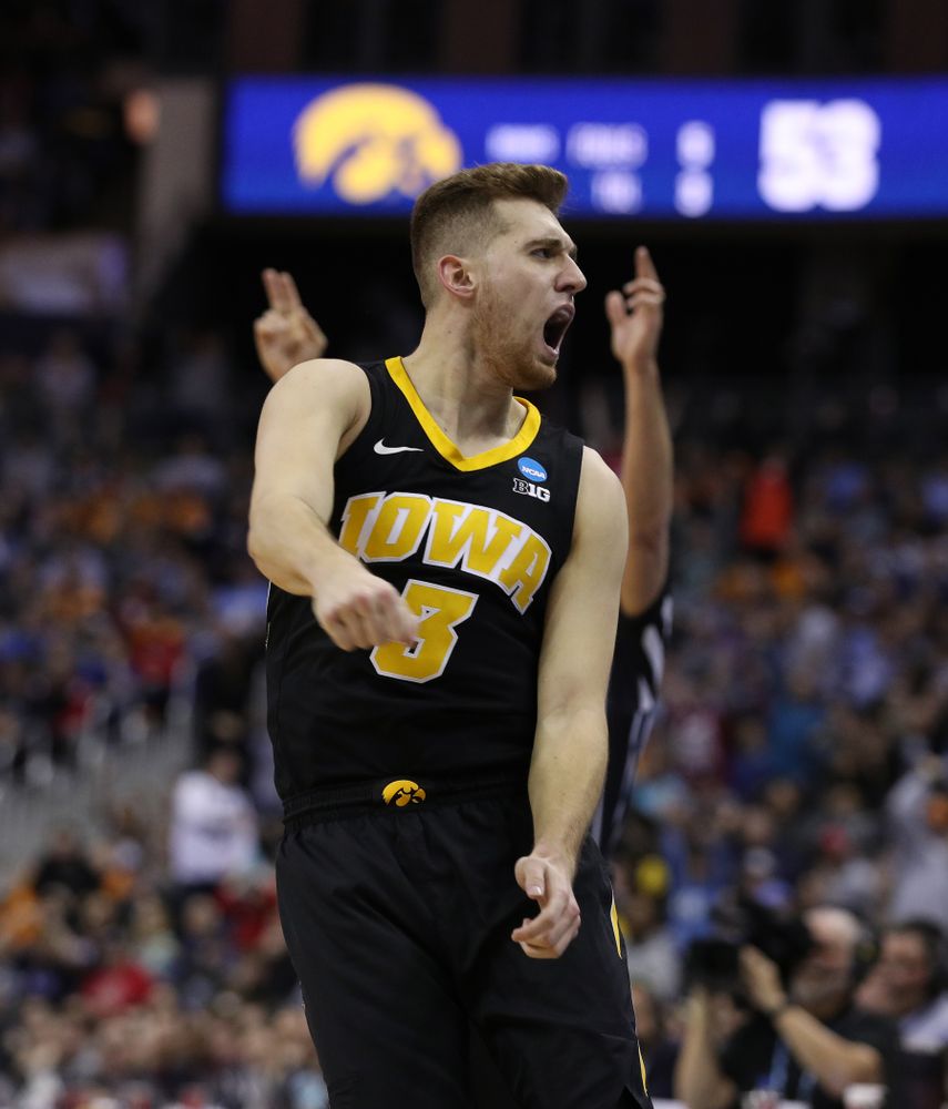 Iowa Hawkeyes guard Jordan Bohannon (3) against the Tennessee Volunteers in the second round of the 2019 NCAA Men's Basketball Tournament Sunday, March 24, 2019 at Nationwide Arena in Columbus, Ohio. (Brian Ray/hawkeyesports.com)