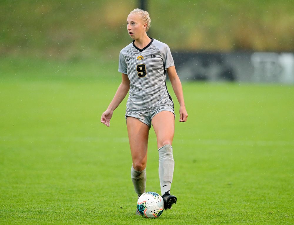 Iowa defender Samantha Cary (9) looks to pass during the second half of their match at the Iowa Soccer Complex in Iowa City on Sunday, Sep 29, 2019. (Stephen Mally/hawkeyesports.com)
