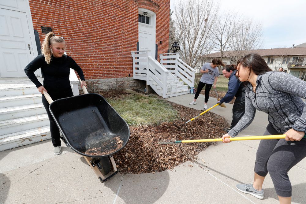 Members of the Iowa Field Hockey Team  volunteer during the Iowa Athletics Department's annual Day of Caring Sunday, April 22, 2018. (Brian Ray/hawkeyesports.com)