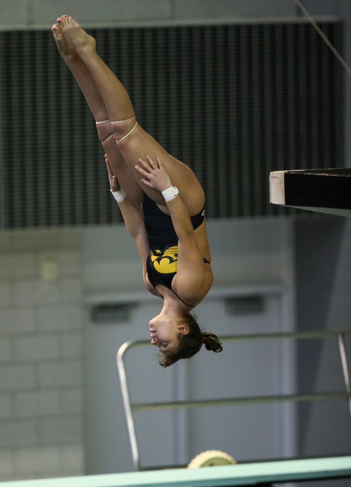 Iowa's Jolynn Harris competes in the platform diving competition during the third day of the Hawkeye Invitational at the Campus Recreation and Wellness Center on November 17, 2018. (Tork Mason/hawkeyesports.com)