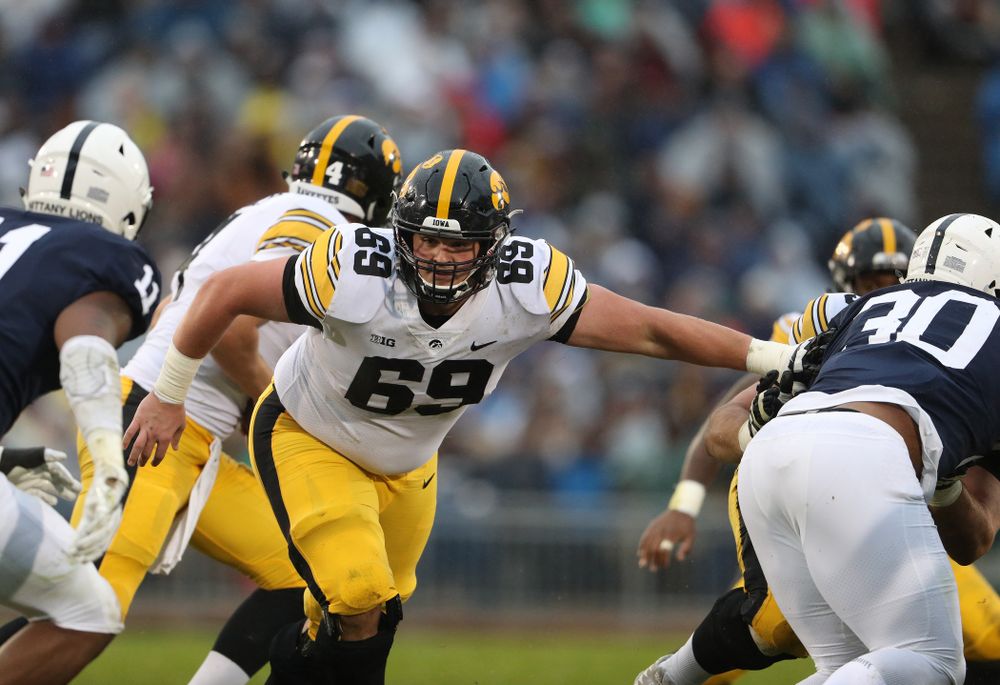 Iowa Hawkeyes offensive lineman Keegan Render (69) against the Penn State Nittany Lions Saturday, October 27, 2018 at Beaver Stadium in University Park, Pa. (Brian Ray/hawkeyesports.com)