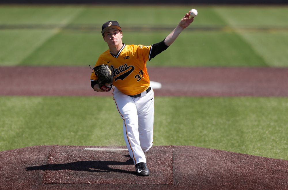 Iowa Hawkeyes pitcher Jack Dreyer (33) against the Oklahoma State Cowboys Sunday, May 6, 2018 at Duane Banks Field. (Brian Ray/hawkeyesports.com)