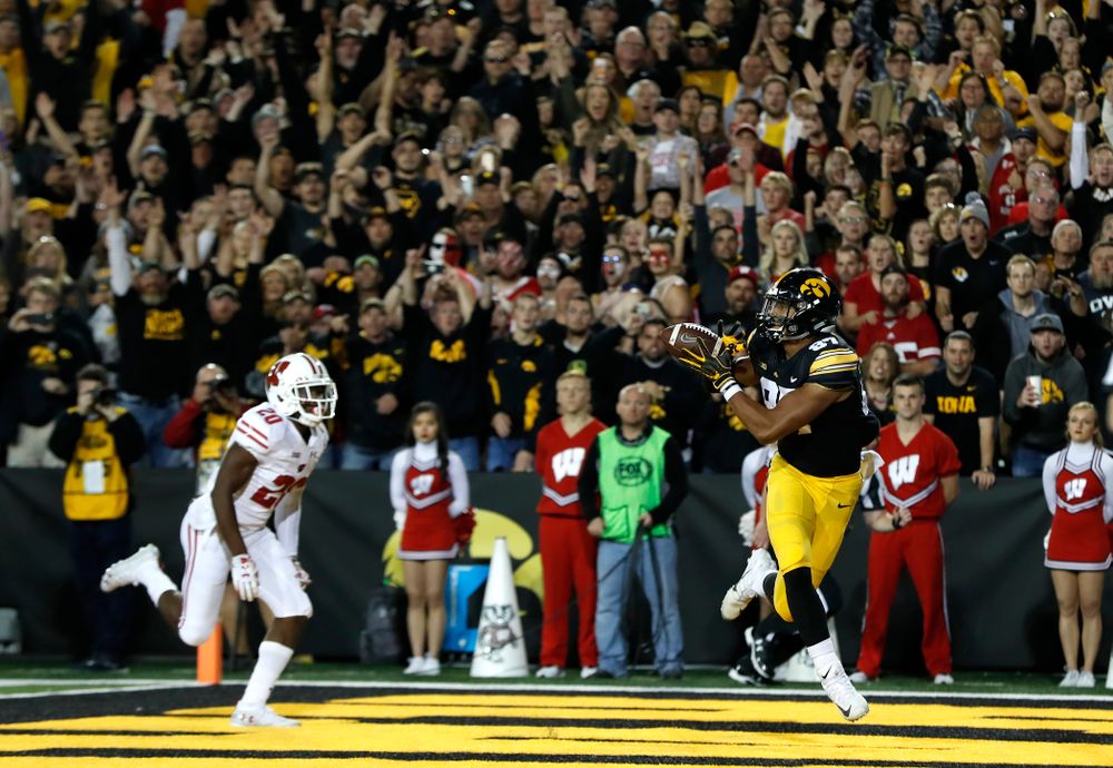 Iowa Hawkeyes tight end Noah Fant (87) catches a touchdown pass against the Wisconsin Badgers Saturday, September 22, 2018 at Kinnick Stadium. (Brian Ray/hawkeyesports.com)