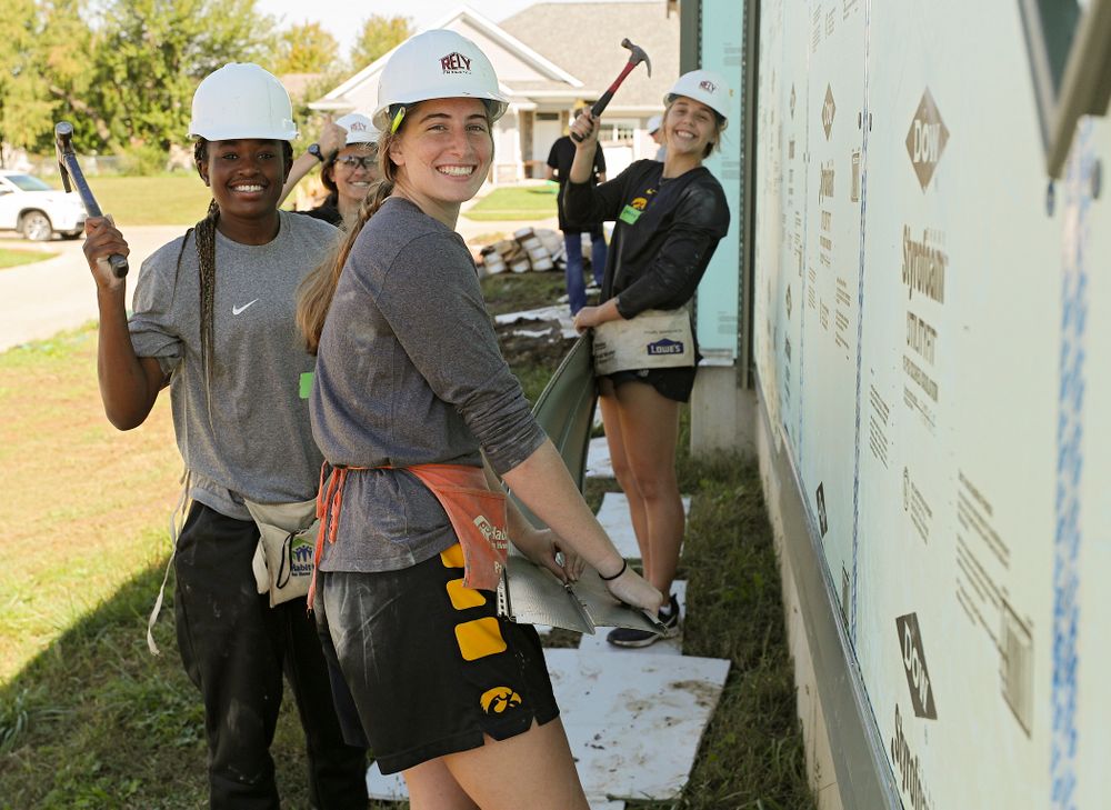 Iowa’s Tomi Taiwo (from left), Kathryn Reynolds, director of player development, Kate Martin, and Kathleen Doyle work on a Habitat for Humanity Women Build project in Iowa City on Wednesday, Sep 25, 2019. (Stephen Mally/hawkeyesports.com)