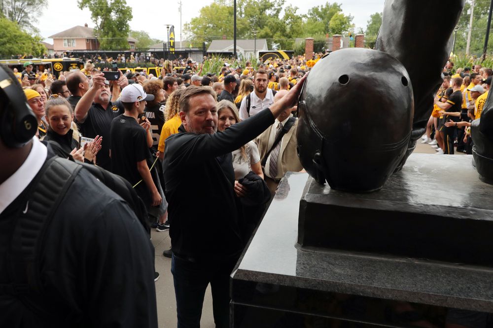 Honorary Captain Bob Stoops touches the Nile Kinnick Statue before the Iowa Hawkeyes game against the Miami RedHawks Saturday, August 31, 2019 at Kinnick Stadium in Iowa City. (Brian Ray/hawkeyesports.com)