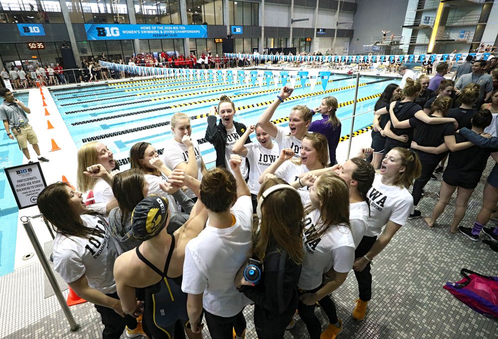 The Hawkeyes huddle during the 2020 Big Ten Women’s Swimming and Diving Championships at the Campus Recreation and Wellness Center in Iowa City on Wednesday, February 19, 2020. (Stephen Mally/hawkeyesports.com)
