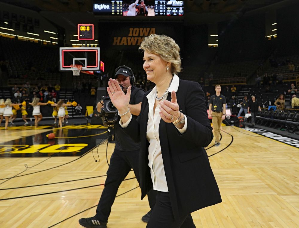 Iowa Hawkeyes head coach Lisa Bluder claps as she walks to the center of the court after winning their game at Carver-Hawkeye Arena in Iowa City on Thursday, January 23, 2020. (Stephen Mally/hawkeyesports.com)