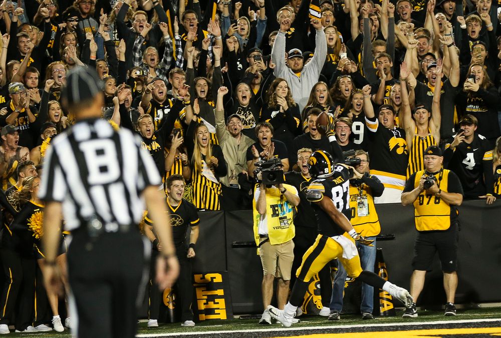 The crowd reacts as Iowa Hawkeyes tight end Noah Fant (87) scores a touchdown during a game against Wisconsin at Kinnick Stadium on September 22, 2018. (Tork Mason/hawkeyesports.com)