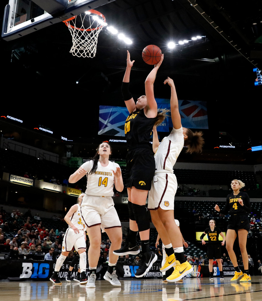 Iowa Hawkeyes forward Megan Gustafson (10) 