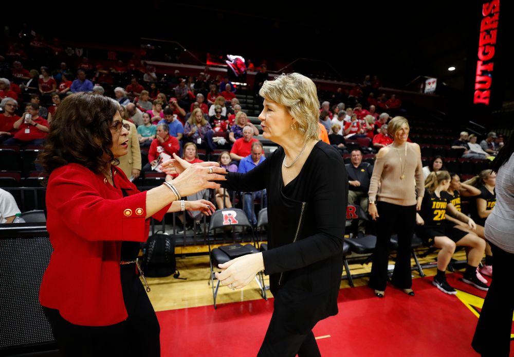 Iowa Hawkeyes head coach Lisa Bluder and Rutgers head coach C. Vivian Stringer 