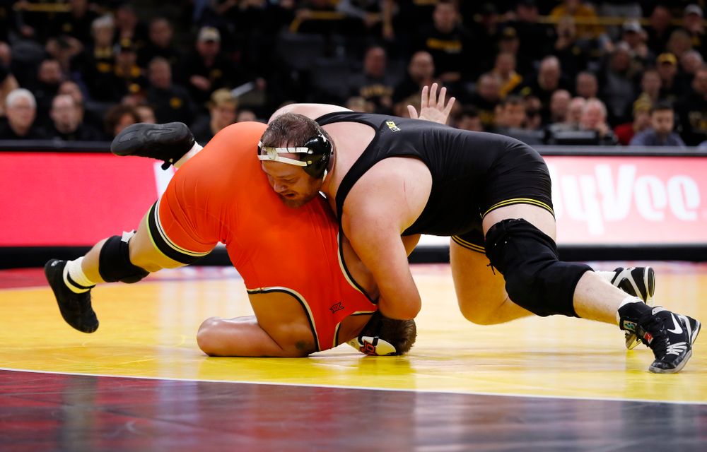 Sam Stoll defeats Oklahoma State's Derek White in overtime at heavyweight