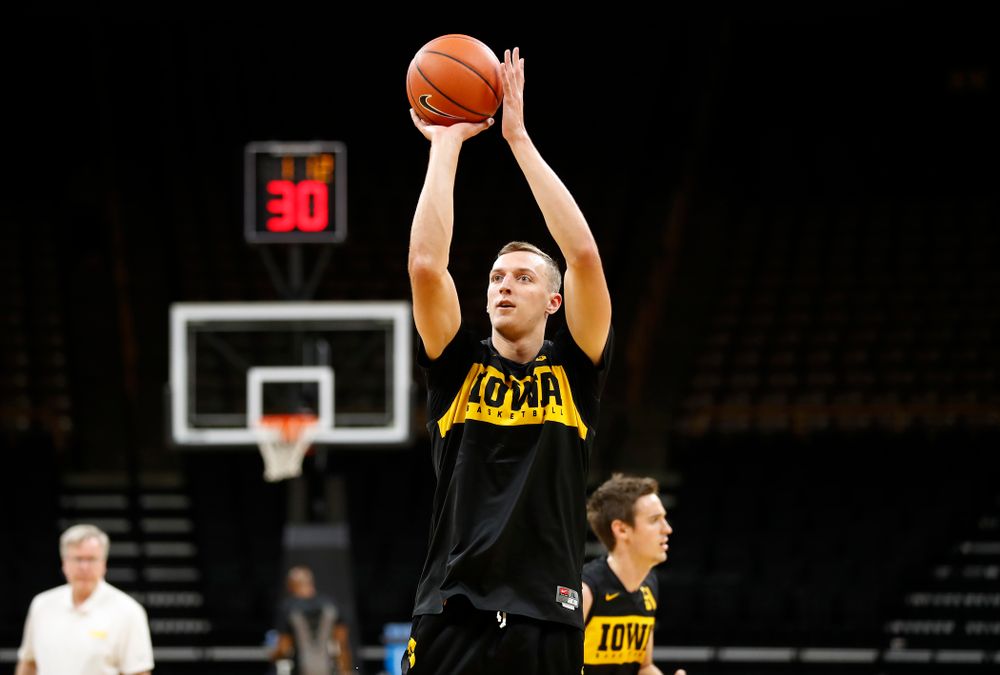 Iowa Hawkeyes forward Jack Nunge (2) shoots the ball during the first practice of the season Monday, October 1, 2018 at Carver-Hawkeye Arena. (Brian Ray/hawkeyesports.com)