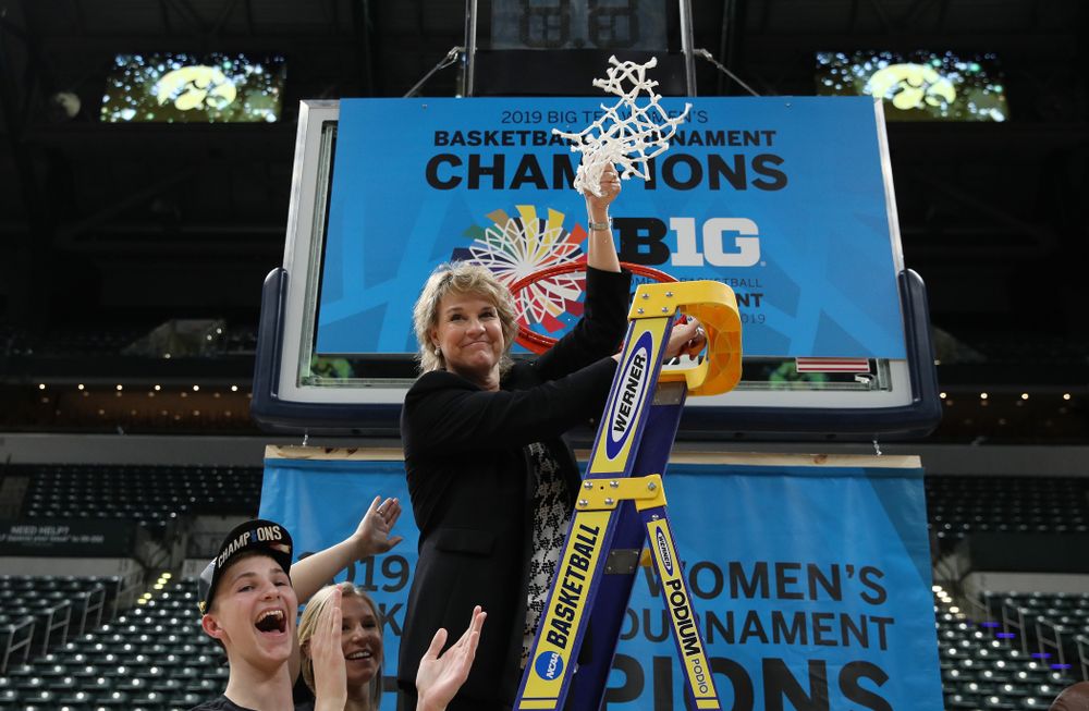 Iowa Hawkeyes head coach Lisa Bluderc elebrates their victory over the Maryland Terrapins in the Big Ten Championship Game Sunday, March 10, 2019 at Bankers Life Fieldhouse in Indianapolis, Ind. (Brian Ray/hawkeyesports.com)
