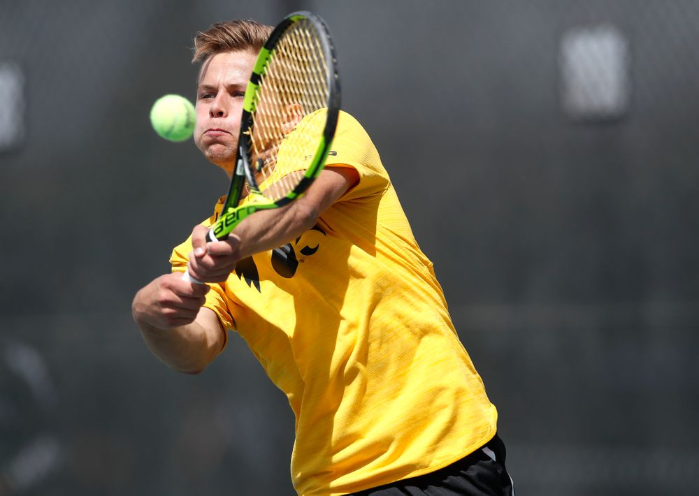 Will Davies against Northwestern in the first round of the 2018 Big Ten Men's Tennis Tournament Thursday, April 26, 2018 at the Hawkeye Tennis and Recreation Complex. (Brian Ray/hawkeyesports.com)