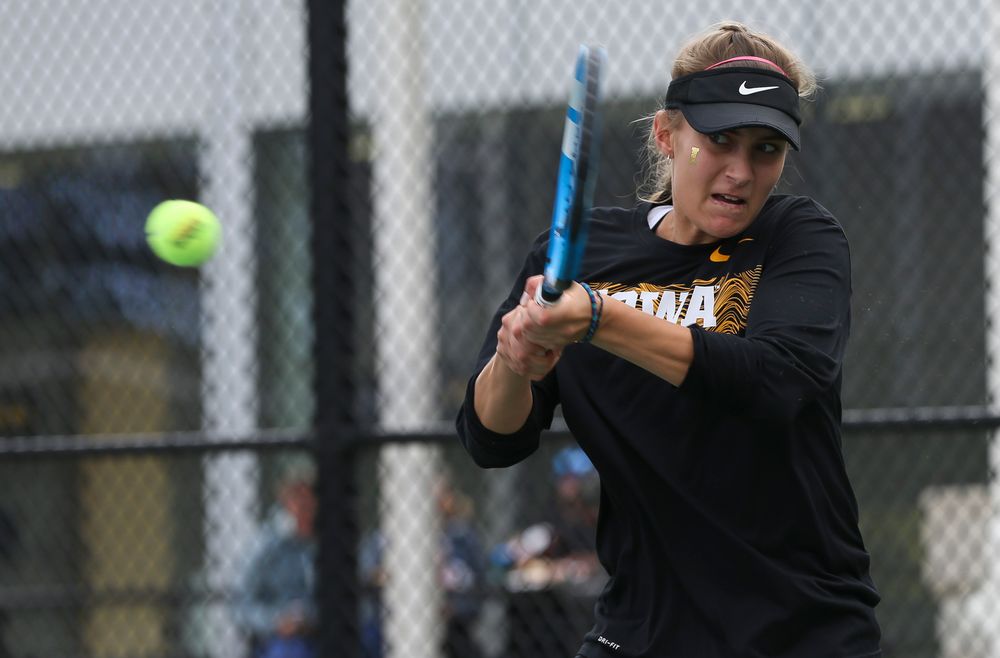 Ashleigh Jacobs returns a shot in a singles match during the second day of the ITA Central Regional Championships at the Hawkeye Tennis and Recreation Complex on October 13, 2018. (Tork Mason/hawkeyesports.com)