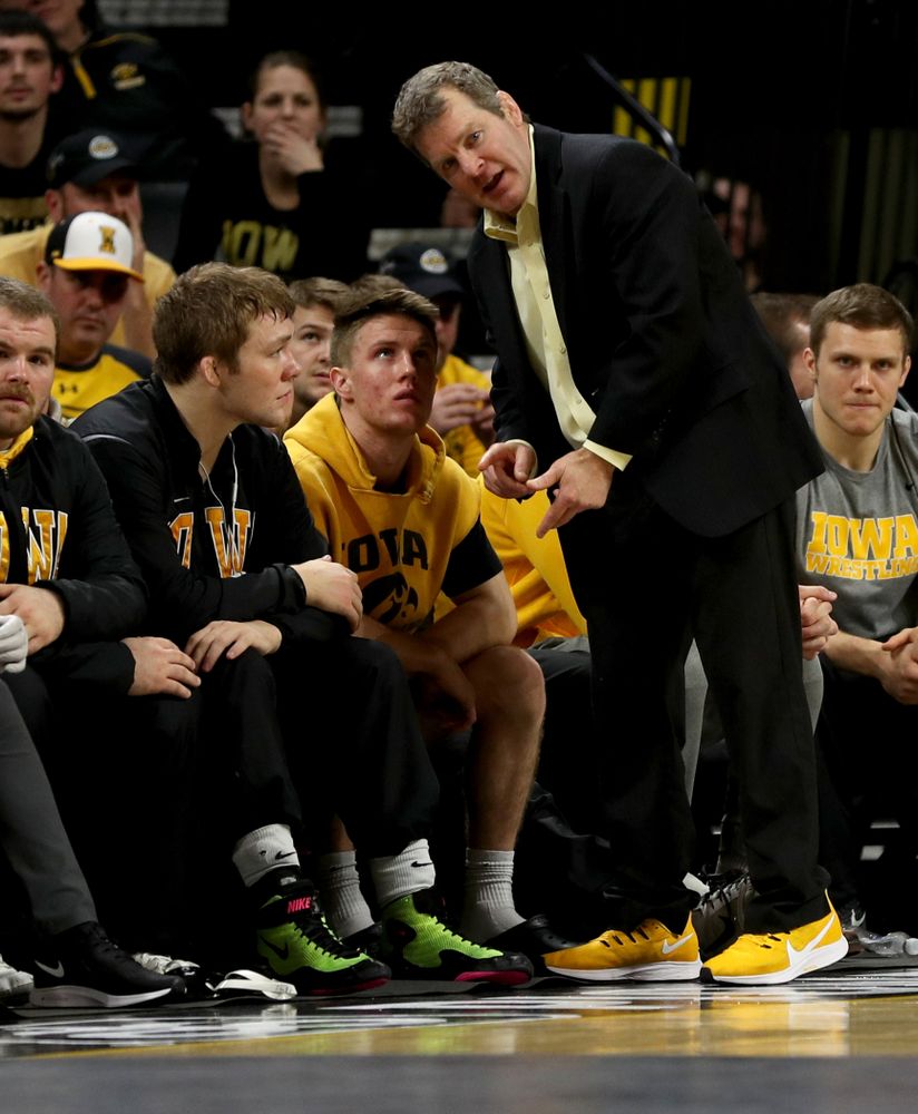 Head Coach Tom Brands talks with Jacob Warner and Max Murin as Iowa’s Carter Happel wrestles Ohio State’s Luke Pletcher at 141 pounds Friday, January 24, 2020 at Carver-Hawkeye Arena. Pletcher won the match with a 14-5. (Brian Ray/hawkeyesports.com)