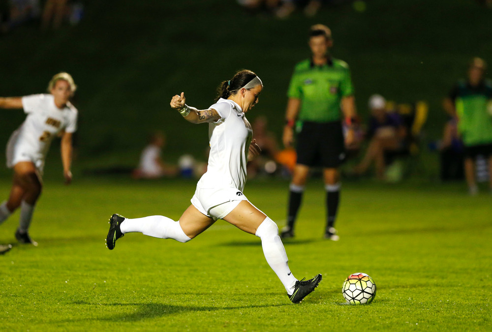 Bri Toelle (11) scores on a penalty kick