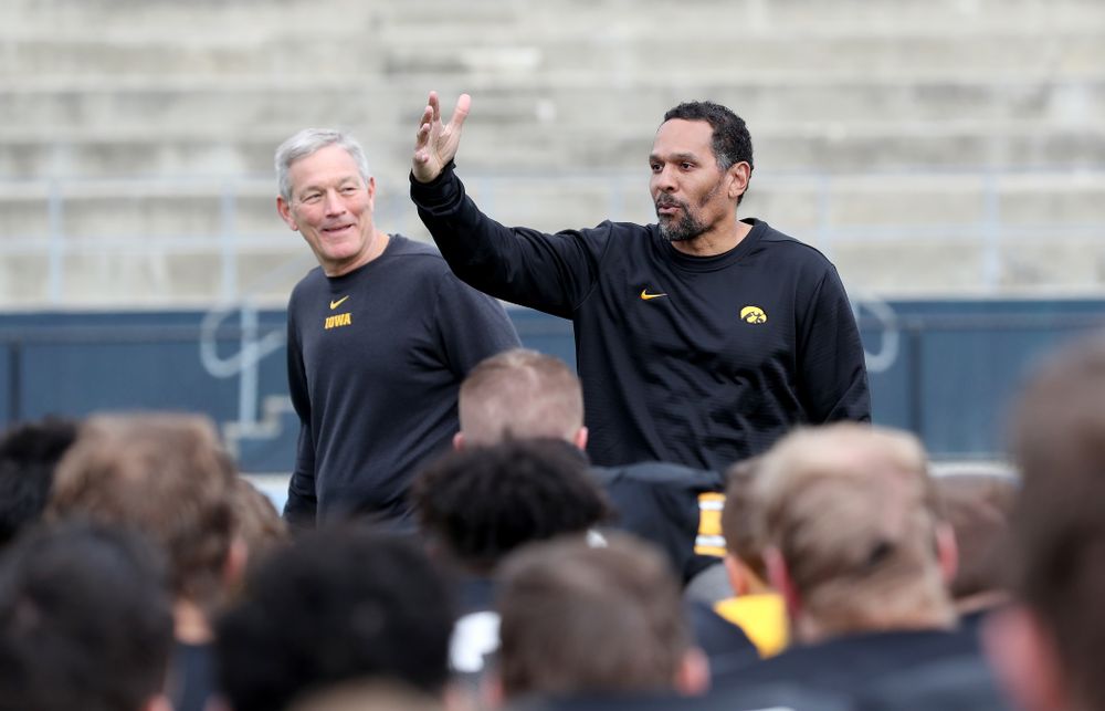Former Hawkeye Football player Quinn Early speaks to the team during Holiday Bowl Practice No. 3  Tuesday, December 24, 2019 at San Diego Mesa College. (Brian Ray/hawkeyesports.com)