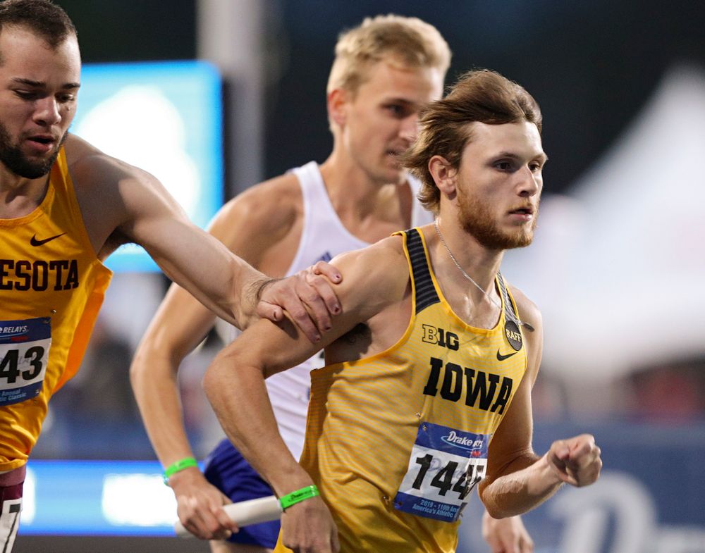 Iowa's Tysen VanDraska runs the men's 3200 meter relay event during the second day of the Drake Relays at Drake Stadium in Des Moines on Friday, Apr. 26, 2019. (Stephen Mally/hawkeyesports.com)