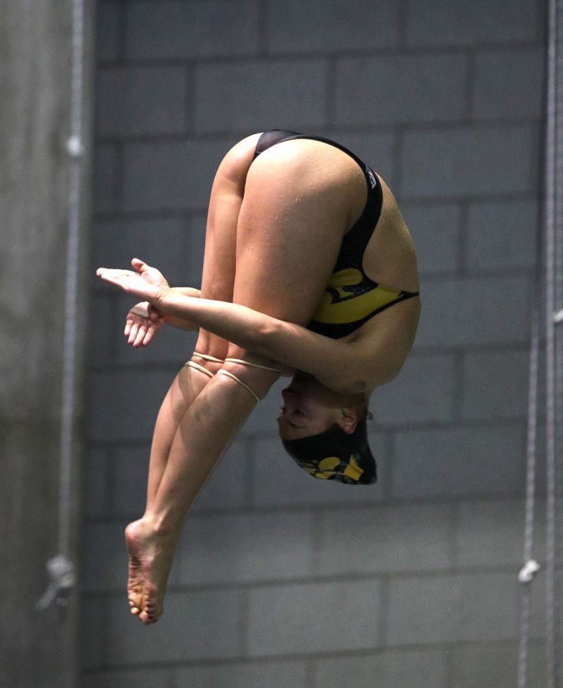 Iowa's Jolynn Harris competes on the 3-meter springboard against the Iowa State Cyclones in the Iowa Corn Cy-Hawk Series Friday, December 7, 2018 at at the Campus Recreation and Wellness Center. (Brian Ray/hawkeyesports.com)