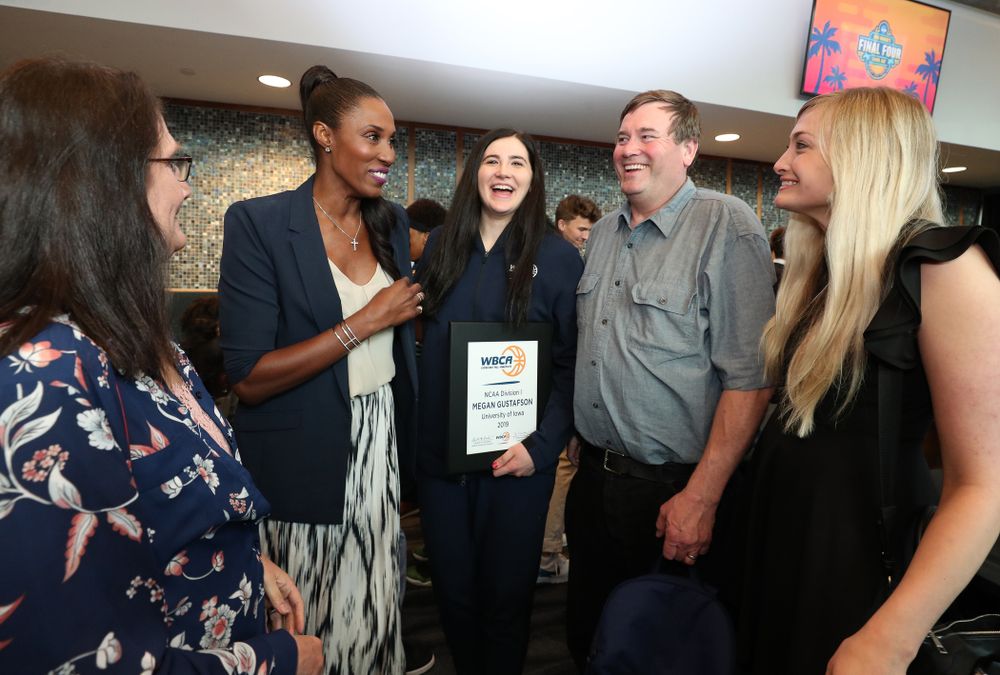 Iowa Hawkeyes forward Megan Gustafson (10) poses for photos with Lisa Leslie after winning the WBCA Lisa Leslie Award Wednesday, April 4, 2018 at Amalie Arena in Tampa, FL. (Brian Ray/hawkeyesports.com)