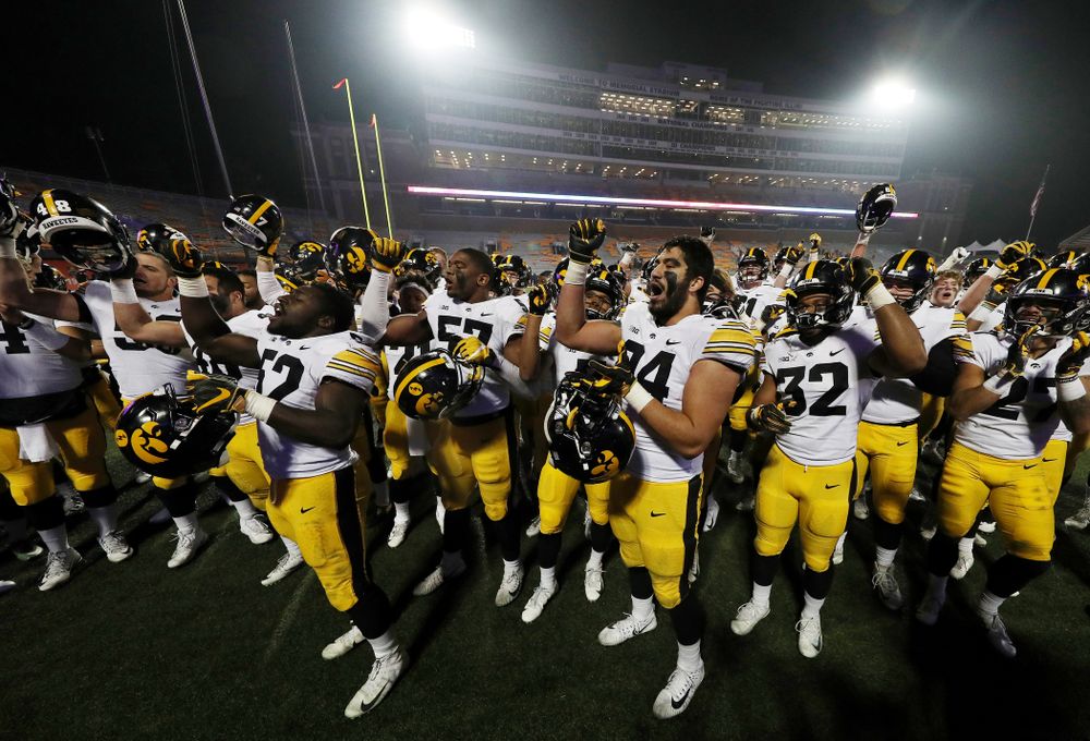 The Iowa Hawkeyes sing the "Fight Song" against the Illinois Fighting Illini Saturday, November 17, 2018 at Memorial Stadium in Champaign, Ill. (Brian Ray/hawkeyesports.com)
