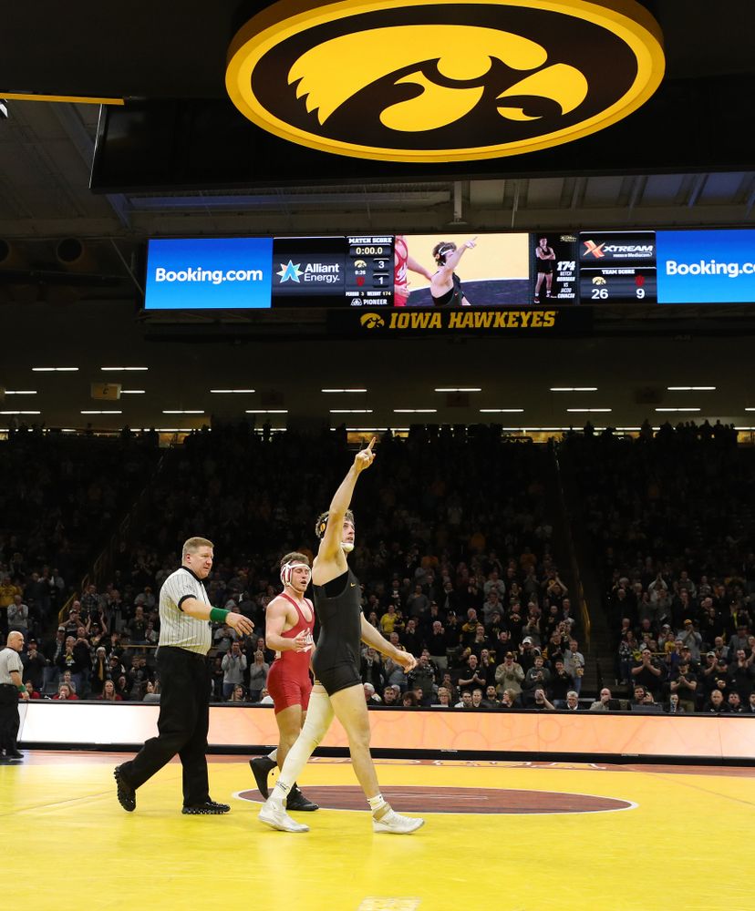 Iowa's Mitch Bowman wrestles Indiana's Jacob Covaciu at 174 pounds Friday, February 15, 2019 at Carver-Hawkeye Arena. (Brian Ray/hawkeyesports.com)