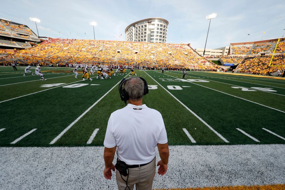 Iowa Hawkeyes head coach Kirk Ferentz stands on the sideline during the closing minutes against the Northern Illinois Huskies Saturday, September 1, 2018 at Kinnick Stadium. (Brian Ray/hawkeyesports.com)
