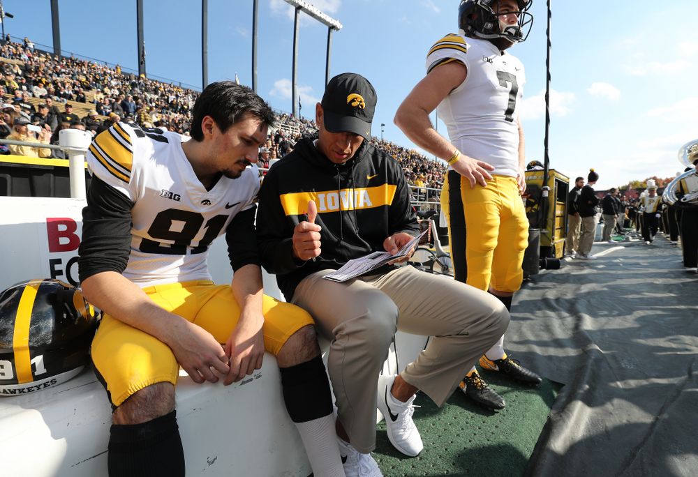 Iowa Hawkeyes special teams coordinator LeVar Woods talks with place kicker Miguel Recinos (91) before their game against the Purdue Boilermakers Saturday, November 3, 2018 Ross Ade Stadium in West Lafayette, Ind. (Brian Ray/hawkeyesports.com)