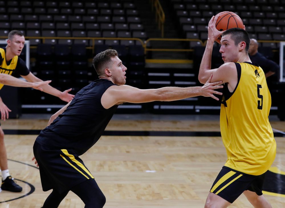 Iowa Hawkeyes guard Jordan Bohannon (3) defends guard CJ Fredrick (5) during the first practice of the season Monday, October 1, 2018 at Carver-Hawkeye Arena. (Brian Ray/hawkeyesports.com)