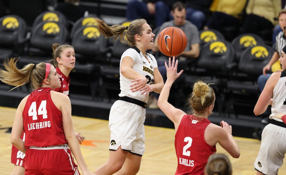 Iowa Hawkeyes guard Kathleen Doyle (22) throws a no look pass against the Wisconsin Badgers Monday, January 7, 2019 at Carver-Hawkeye Arena.  (Brian Ray/hawkeyesports.com)
