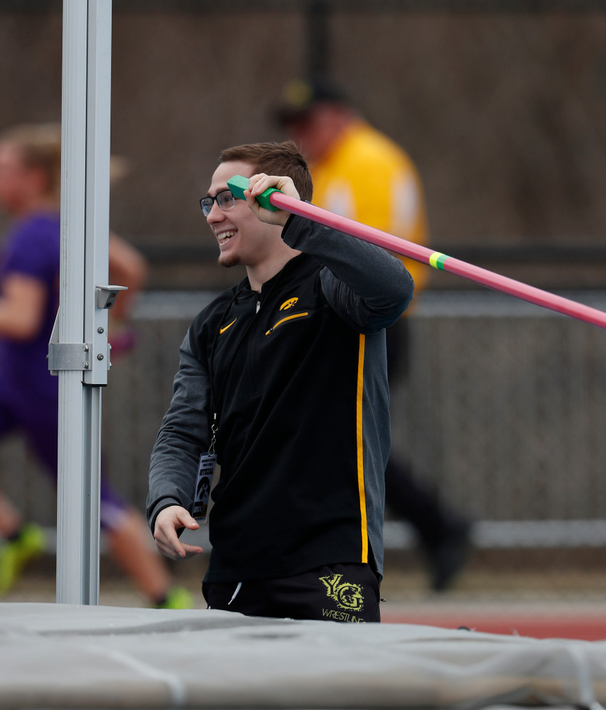 Iowa Wrestling's Spencer Lee works the high jump as he volunteers during the 2018 MUSCO Twilight Invitational  Thursday, April 12, 2018 at the Cretzmeyer Track. (Brian Ray/hawkeyesports.com)