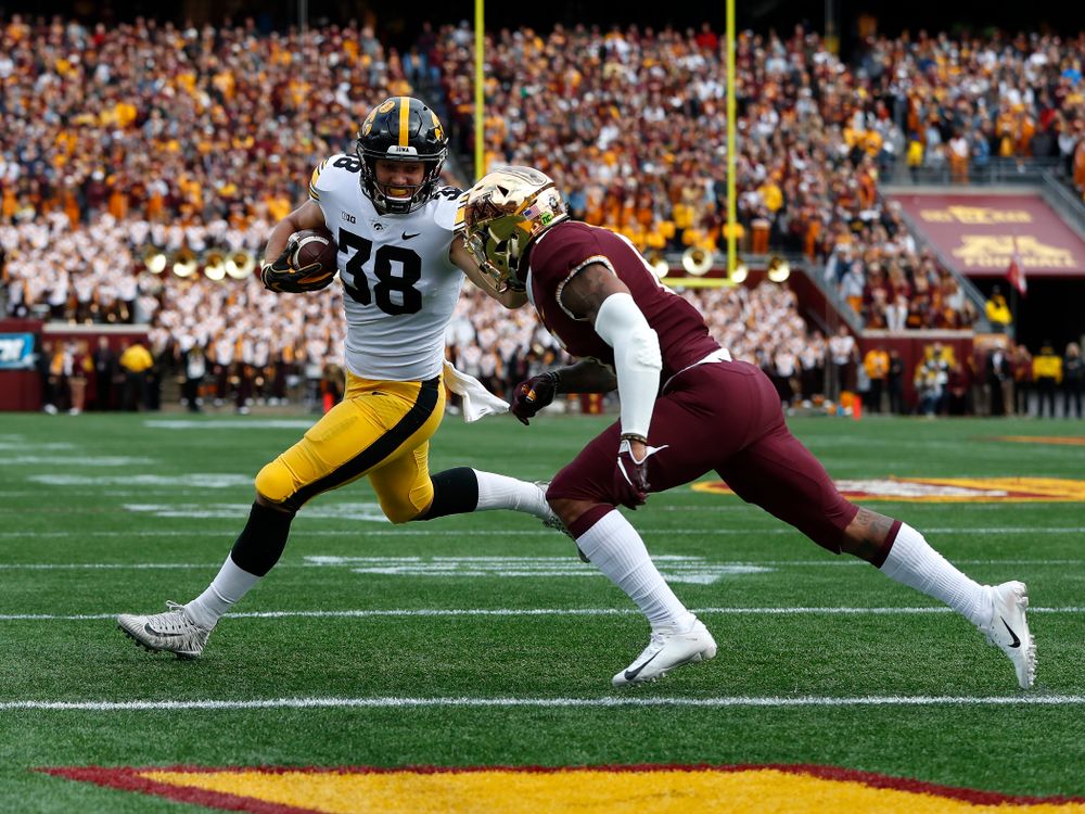 Iowa Hawkeyes tight end T.J. Hockenson (38) scores on a fake field goal against the Minnesota Golden Gophers Saturday, October 6, 2018 at TCF Bank Stadium. (Brian Ray/hawkeyesports.com)