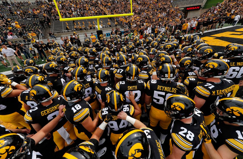 The Iowa Hawkeyes get pumped up for their game against the Iowa State Cyclones Saturday, September 8, 2018 at Kinnick Stadium. (Brian Ray/hawkeyesports.com)